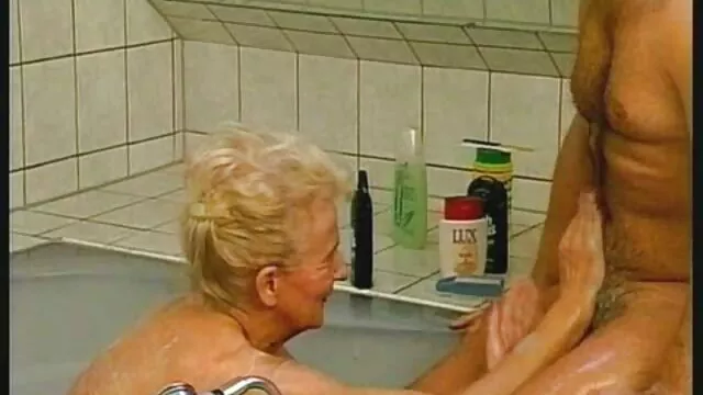 Bedste porno ingen registrering  Skønhed suger en sort pik danish webcam sex gennem et hul i væggen